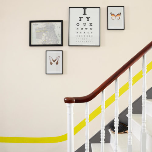 trappa grafisk gul rand grå dörr